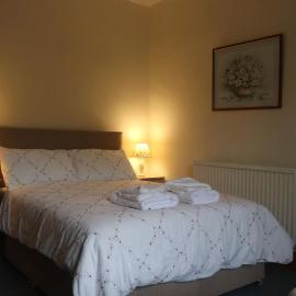 cosy ground floor disabled friendly room in farm house, Hotel in Bala