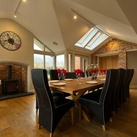 Welcome To Wrexham - Hot Tub Luxury 5 bed House, hotel i Holt