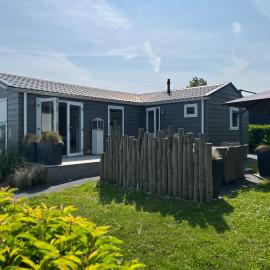 Sfeervol chalet op familiepark in Oostkapelle vlakbij strand, Hotel in Oostkapelle