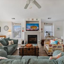 Vibrant 3 Bedroom Condo With A Bbq Grill & Outdoor Shower, hotel i Wildwood