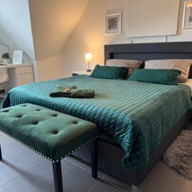Modernes, zentrales Apartment in Troisdorf, Region Köln Bonn, 3 Etage, maximal für 4 Personen, Parkplatz & Netflix inklusive, hotell i Troisdorf