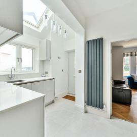 Viesnīca Modern 2 Bedroom Flat with Free Parking - 2 mins from Ascot Racecourse pilsētā Askota
