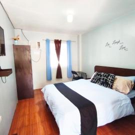 Maria's Inn Deluxe Room: Pooc şehrinde bir otel