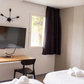 Hôtel Les Genêts Bayonne, готель у місті Байонна