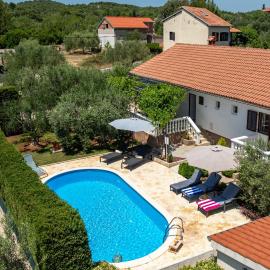 Villa Pine ZadarVillas, hotel in Kukljica