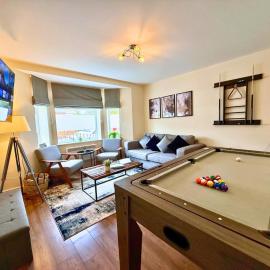 Pool Table 1-Bedroom House, near City Centre and Public Transport, Dog Friendly, Sleeps 5, Free Parking, hotel in Heaton