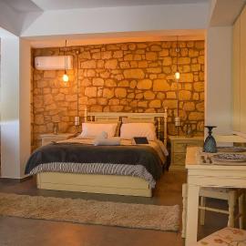 Coastal Stone Hideaway with Stunning Scenery, hotel v mestu Kitriaí
