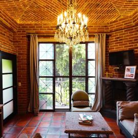 Enjoy AC in the Queen's Suite at Inn Ajijic, hotel em Ajijic