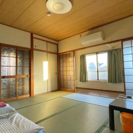ビジネス旅館 錦荘 - Nishiki Guest House، فندق في Kadoma