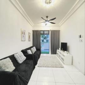 PLATINO SERVICE APARTMENT, 2BR Family Suite, Next to Paradigm mall JB with Big Patio & Pool Access,