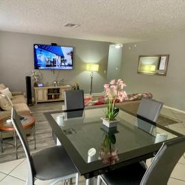 Anchor Sunset 3BR Smart Home 10 min to Strip