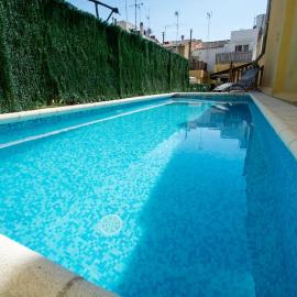 Casa con piscina en el centro de Calella, Aire, hotel in Calella
