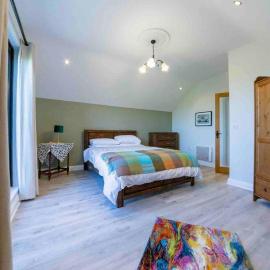 Stylish Woodland Retreat with Balcony Views, ξενοδοχείο σε Gorey