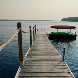 Waterfront Retreat Near Coulonge Falls with Sauna، فندق في Fort Coulonge