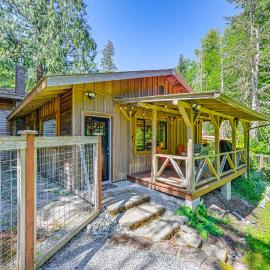 5 Mi to Mt Rainier Nat’l Park: Cozy Cabin w/ Deck!, hotel in Ashford