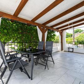 Apartman Laura-Risika, hotel en Risika