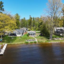 Oscoda में, होटल Loon Lodge - Lakefront with Private Dock!