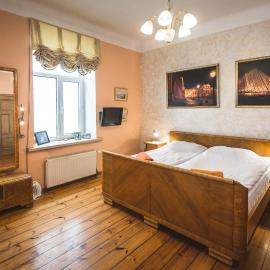 Classical large apartment on Alberta street, FREE locked PARKING