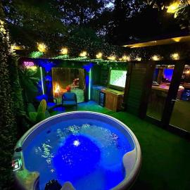 Woodland Escapes Glamping - Utopia, hotel in Sollom