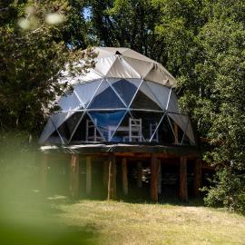 DOMOS GLAMPING Agreste Bahía Rosales, Hotel in Lago Futalaufquen