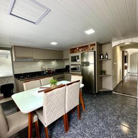 Linda e Ampla Casa Inteira Próxima ao Centro de Criciúma