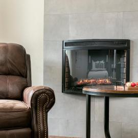 Downtown Retreat #4 - Walk to Main, Shared Pool & Hot Tub, hotel in Fredericksburg