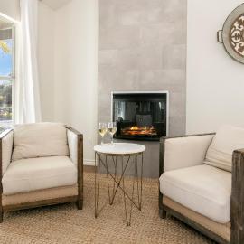 Downtown Retreat #1 - King Bed, Shared Pool, Walk to Main, hotel in Fredericksburg