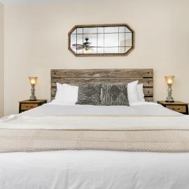 Main Street Retreat #17 - On Main, King Bed, Shared Hot Tub and Pool
