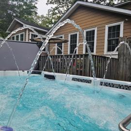 Close to Downtown,1000 mbps WIFI,11-Person Swim Spa, 75" TV 4 Movie Nights, Spacious, Walk To Restaurants, Ping Pong