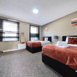 RELAXED CENTRAL HOUSE LOCATED IN WEST READING CLOSE TO TOWN CENTRE with FREE DRIVE WAY PARKING, WI FI & NETFLIX BY AI ESTATE GROUP