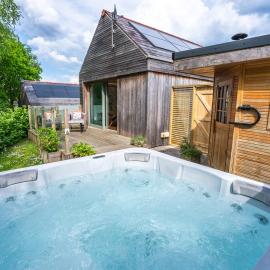 Viesnīca Lavender Lodge 1BR with Hot Tub near Black Mountain pilsētā Garnant