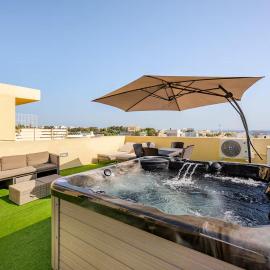 Sea View Jacuzzi Penthouse near St Julians by MR Homes, Hotel in Is-Swieqi
