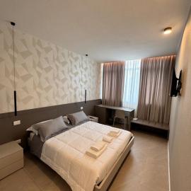 Royal Company Rooms – hotel w mieście Grassobbio
