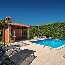 Luka with Private Pool, Hotel in Frata
