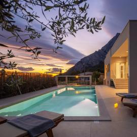 Summer House Lea - Villa with heated pool and sea view, hotel en Bast