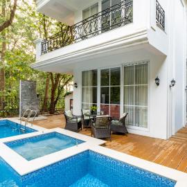 ELIVAAS Prive Suntuarios Casa Ikkebana 4 BHK With Jacuzzi, Pvt Pool & Bar, hotel u gradu Marna