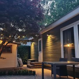Zwijntje I Nice chalet with floral garden, hotell sihtkohas Putten