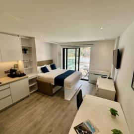 Modern Studio Apartment at The Hub - Rock View, Close to Spain and Airport, hotel Gibraltárban