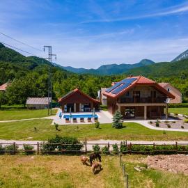 Villa D-IKA, hotel in Brušane