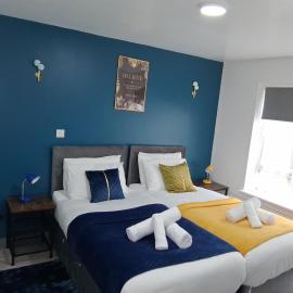 Premium Serviced Accommodation Nottingham - All Ensuite Rooms or Whole House - Near Train Station, City Centre & Trent Bridge - Fast Free WiFi - Parking, hotel in Nottingham