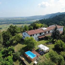 Cascina Il Dovese، فندق في Gabiano