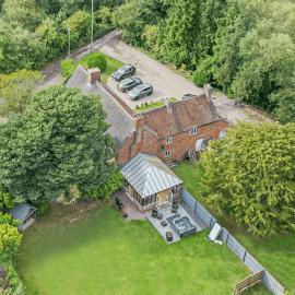 6 Bedroom Country Cottage with Hot Tub, hotel a Shifnal