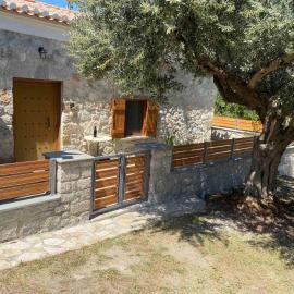 Cheerful 3 bedroom cottage with indoor fireplace