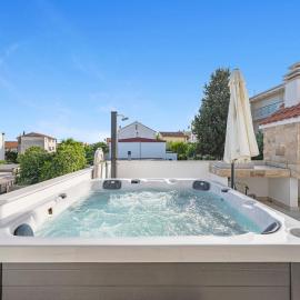 Apartments 1 with pool and private jacuzzi, hotel in Vodice