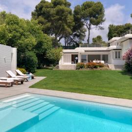 Villa con piscina delante del mar