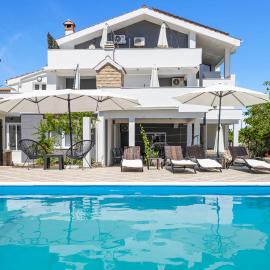 Apartments 2 with pool and private jacuzzi, hotel a Vodice