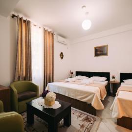 Hotel Skrapari: Zhaban şehrinde bir otel