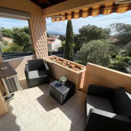 Joli T2 climatisé avec terrasse et piscine, Wifi, хотел в Бандол