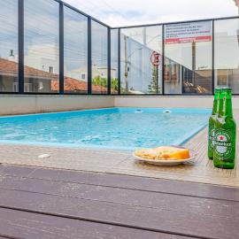 Apartamento a 150 Metros da Praia com Piscina, hotel em Bombas