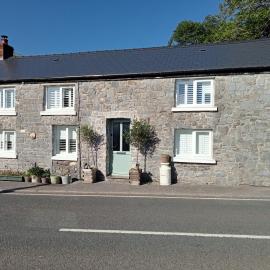 Tyrstafell, hotel Llangendeirne-ben
